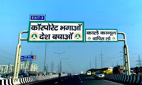 किसानों ने नेशनल हाइवे पर लगे साइन बोर्डों को खेती संबंधी पोस्टरों से ढका