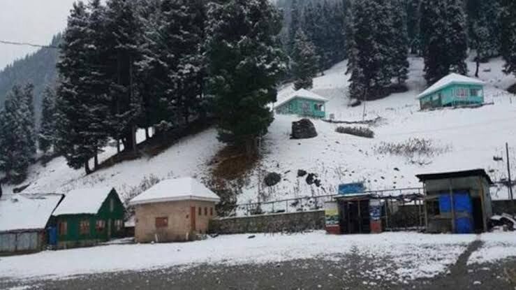 कश्मीर में सौहार्द्र की मिसाल, बर्फबारी के बीच कई किलोमीटर पैदल चल मुस्लिम पड़ोसी कंधे पर लाए कश्मीरी पंडित का शव