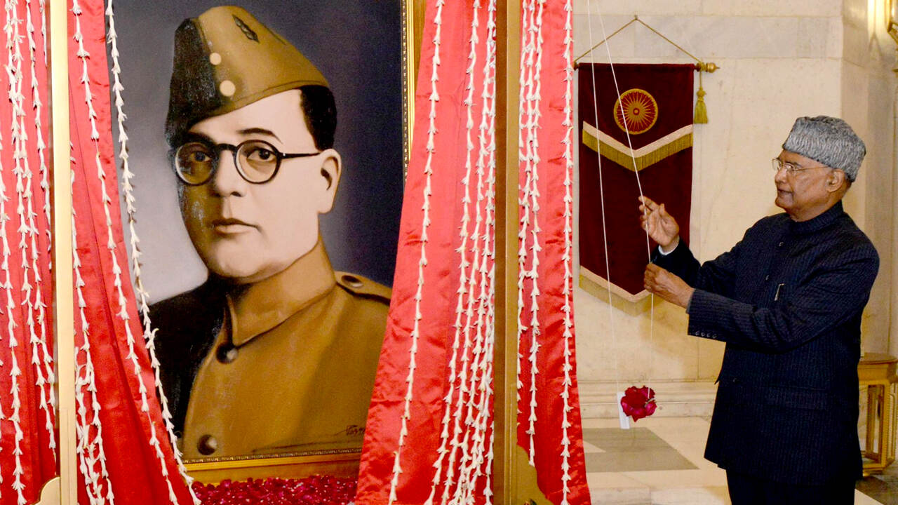 सुभाष चंद्र बोस की जगह राष्ट्रपति कोविंद ने कर दिया एक्टर अनावरण, लोगों ने पूछा ये क्या है महामहिम!