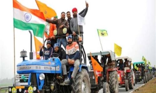 Live : दिल्ली के मुकरबा चौक पर पुलिस के लाठीचार्ज और आंसूगैस के गोले दागने से आंदोलनकारियों में गुस्सा, स्थिति तनावपूर्ण