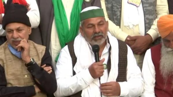 मंच पर फूट-फूटकर रोए टिकैत, बोले-कृषि कानून वापस नहीं हुआ तो यहीं कर लूंगा सुसाइड