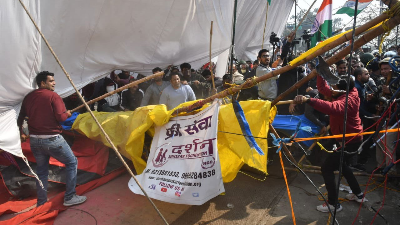 BIG BREAKING : सिंघु बॉर्डर पर किसानों पर पथराव-लाठीचार्ज, आंसू गैस के गोले छोड़े गए