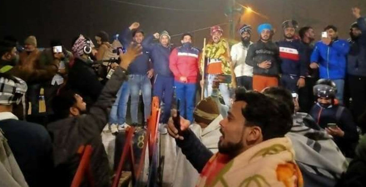 गाजीपुर बाॅर्डर पर उमड़ा जन सैलाब, भाजपा एमएलए की धमकी के बाद रात में ही पश्चिमी यूपी के गांवों से रवाना होने लगे लोग