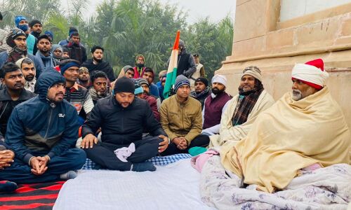 बिहार : किसान आंदोलन के समर्थन में महात्मा गांधी की मूर्ति के सामने उपवास पर बैठे पप्पू यादव