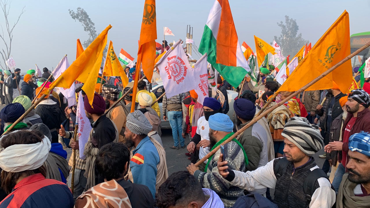 किसान आंदोलन : अपनी मांगों पर अड़े अन्नदाता, सिंघु बॉर्डर पर बढ़ी सुरक्षा