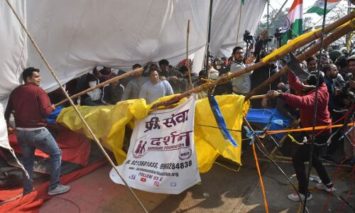 BIG BREAKING : सिंघु बॉर्डर पर किसानों पर पथराव-लाठीचार्ज, आंसू गैस के गोले छोड़े गए