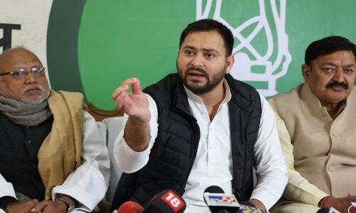 किसानों के समर्थन में मानव श्रृंखला को लेकर महागठबंधन की बैठक, तेजस्वी ने साधा सरकार पर निशाना