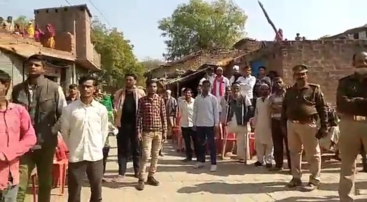 योगीराज : कानपुर देहात में जमीन कब्जाने को लेकर बच्चों सहित आग लगाने के मामले में बच्ची की मौत, भाजपा नेता कर रहा था कब्जा