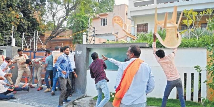 तेलंगाना में भाजपाइयों ने TRS विधायक के घर पर किया हमला, जय श्री राम की नारेबाजी के साथ किया पथराव
