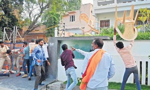 तेलंगाना में भाजपाइयों ने TRS विधायक के घर पर किया हमला, जय श्री राम की नारेबाजी के साथ किया पथराव