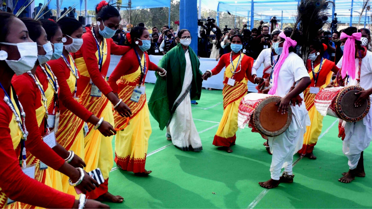 ममता बनर्जी ने आदिवासियों के साथ किया नृत्य, 1800 चाय बागान श्रमिकों को सौंपे पेटेंट दस्तावेज
