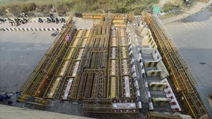 किसान आंदोलन : गाजीपुर व टिकरी बाॅर्डर पर दीवार-कीलें-नाके, राहुल गांधी ने कहा - सरकार पुल बनाओ, दीवार नहीं