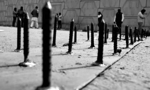 गाजीपुर बॉर्डर : पुलिस की कीलों के पास किसान लगाएंगे फूल, राकेश टिकैत ने की मिट्टी साथ लाने की अपील