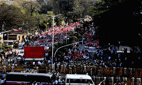 कर्नाटक में चक्का जाम आंशिक रूप से सफल, दिल्ली सीमा पहुंचा किसानों का दल