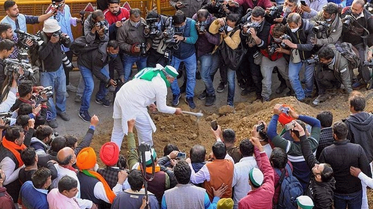 दिल्ली पुलिस ने गाजीपुर बॉर्डर पर किसानों को फूल उगाने से रोका, मिट्टी वाली जगह पर लगाए बैरिकेड