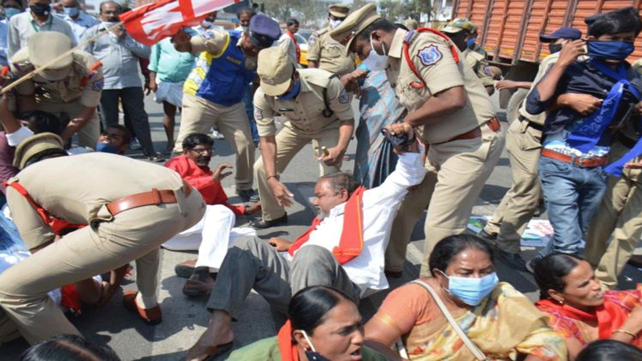 हैदराबाद के किसानों ने चक्का जाम के बजाय निकाली बैलगाड़ी रैली हैदराबाद के किसानों ने चक्का जाम के बजाय निकाली बैलगाड़ी रैली