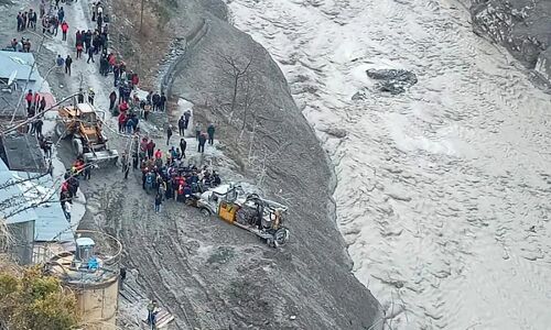 उत्तराखंड : ग्लेशियर टूटने के बाद आई आपदा में अबतक दर्जनभर से ज्यादा की मौत, 100 से ज्यादा लोग अब भी लापता उत्तराखंड : ग्लेशियर टूटने के बाद आई आपदा में अबतक दर्जनभर से ज्यादा की मौत, 100 से ज्यादा लोग अब भी लापता