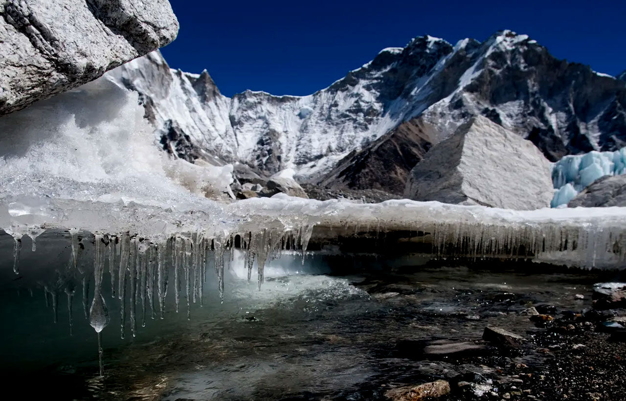 तेजी से सिकुड़ रहे हिमालय के ग्लेशियर, निर्भर रहने वाली आबादी के लिए बड़ा खतरा