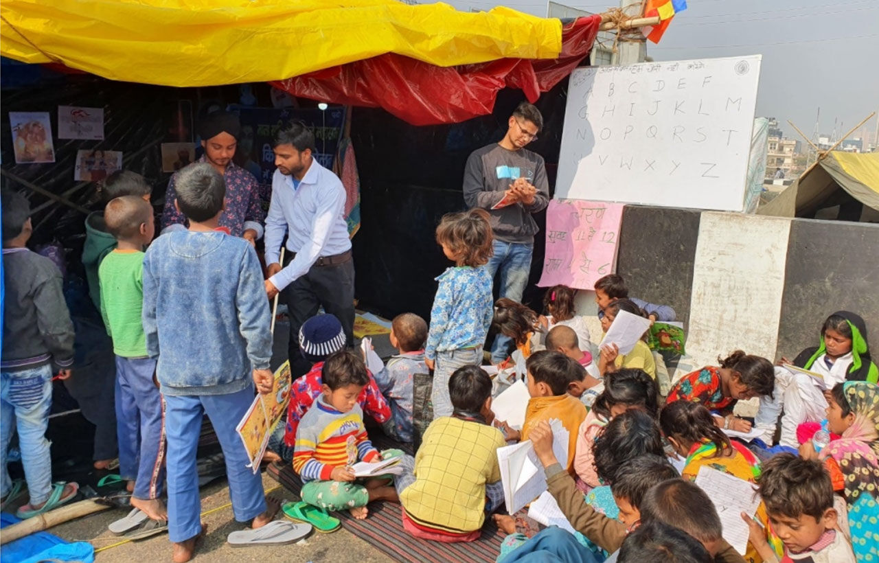गाजीपुर बॉर्डर पर पाठशाला, आंदोलन में आए कूड़ा बीनने वाले बच्चों को मिल रही प्रारंभिक शिक्षा