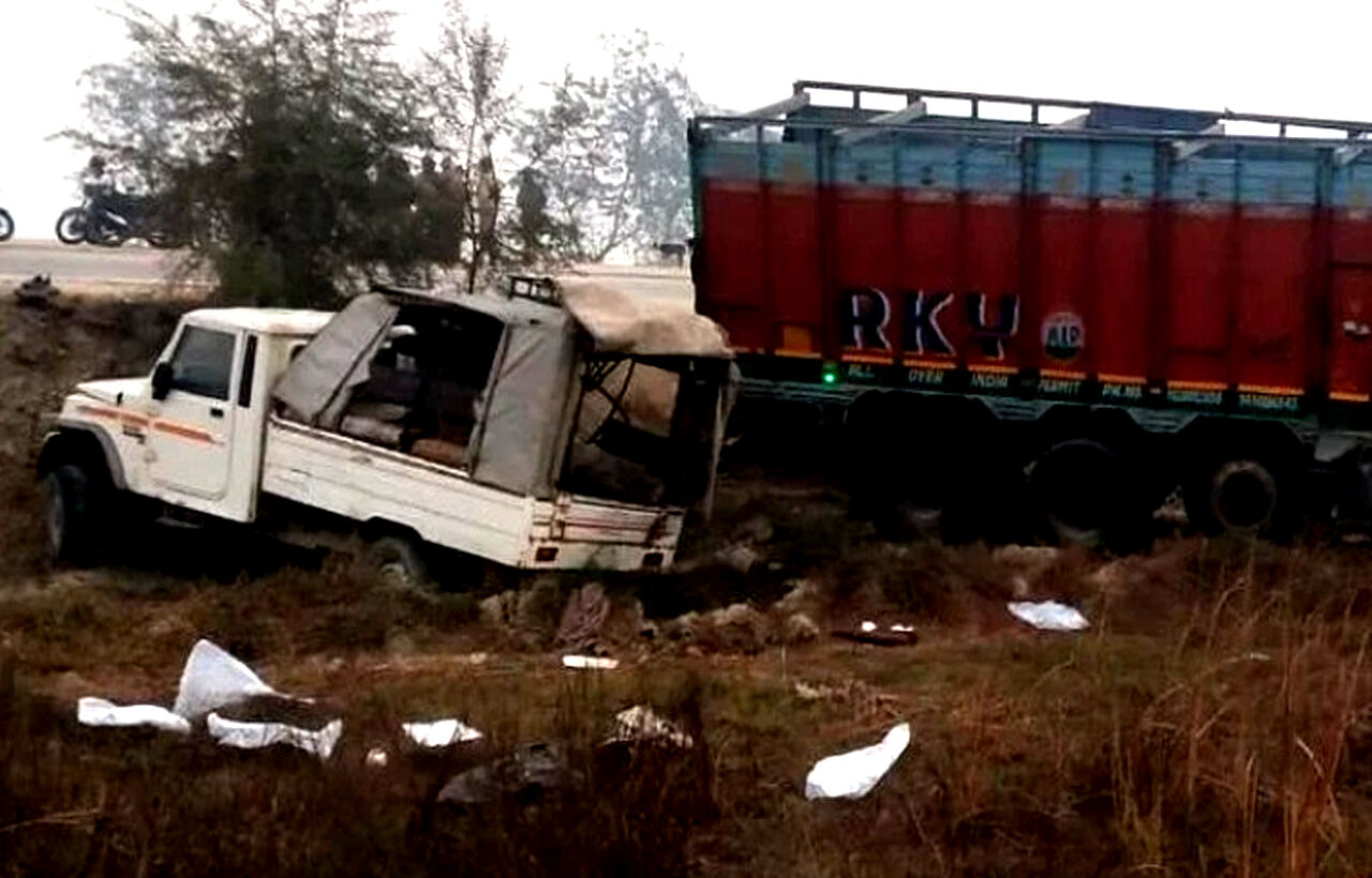 वाराणसी-लखनऊ राजमार्ग पर भीषण सड़क हादसा, 6 की मौत 11 घायल वाराणसी-लखनऊ राजमार्ग पर भीषण सड़क हादसा, 6 की मौत 11 घायल