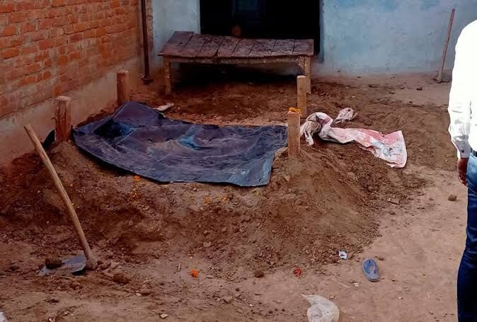 अंधविश्वास : भगवान अपनी शरण में ले लो कहकर त्रिशूल के साथ महिला ने जमीन में ली समाधि, पुलिस ने जिंदा निकाला बाहर