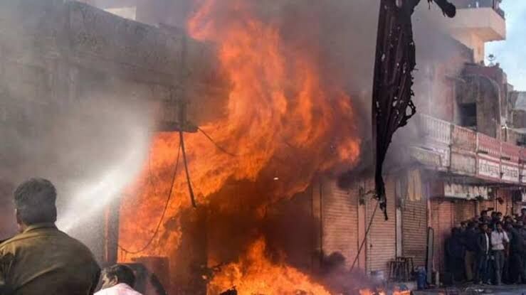 पटाखा फैक्ट्री में फिस्फोट के बाद लगी आग, 11 मजदूरों की मौत, केमिकल मिक्सिंग के दौरान हुआ हादसा