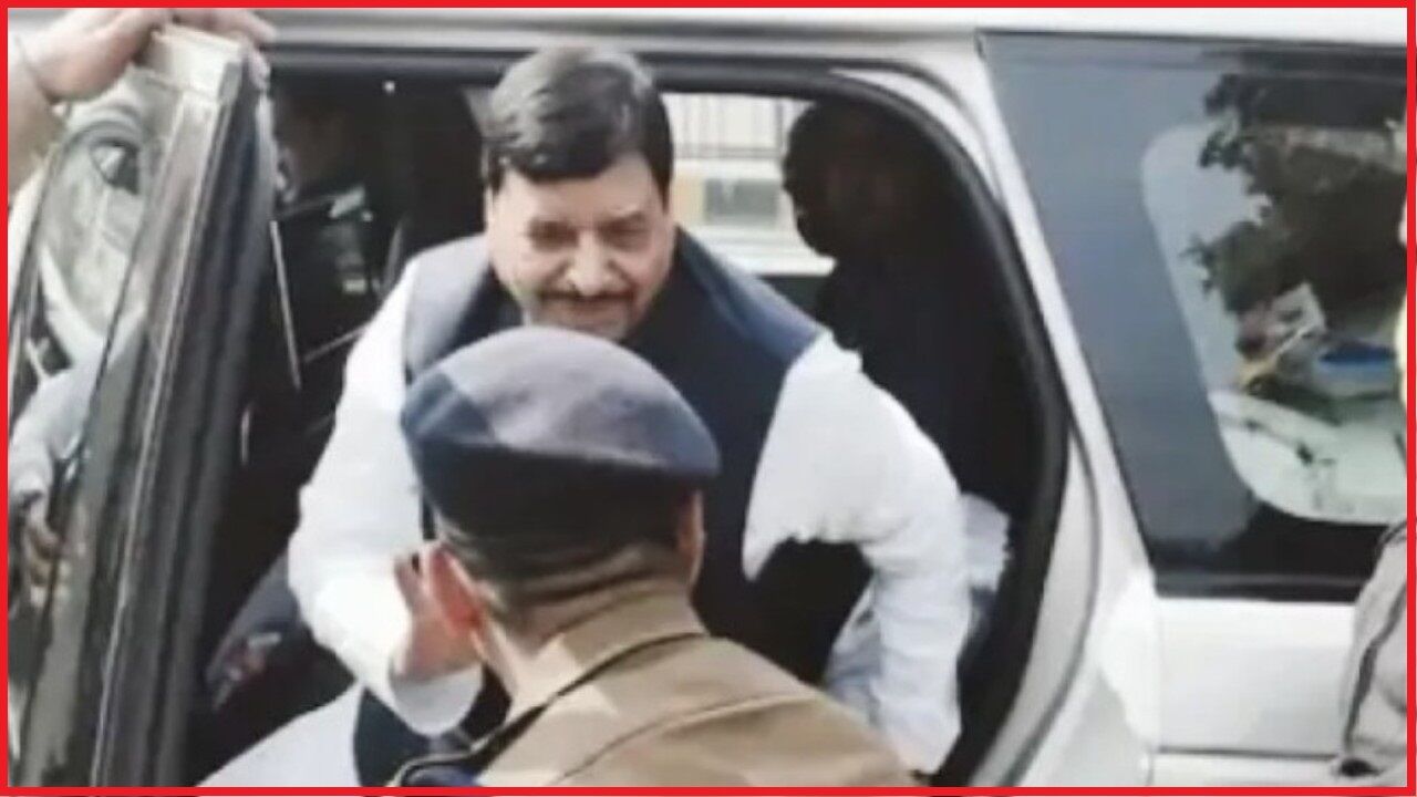 UP : सर्कल ऑफिसर का शिवपाल यादव के पांव पकड़ने का वीडियो सोशल मीडिया पर वायरल, अब हुई कार्रवाई