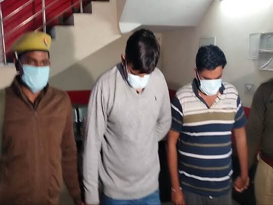 UP : फाइनेंस कंपनी के कर्मचारियों को छोड़ने के लिए 2 लाख वसूले और वसूली के दौरान सिपाही समेत 2 गिरफ्तार