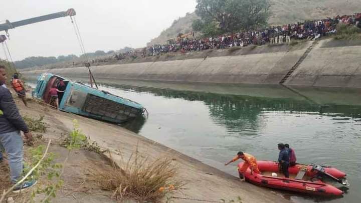 मध्यप्रदेश: सीधी में नहर में डूबी बस से अबतक 45 शव निकाले गए, परिजनों को मुआवजे की हुई घोषणा मध्यप्रदेश: सीधी में नहर में डूबी बस से अबतक 45 शव निकाले गए, परिजनों को मुआवजे की हुई घोषणा