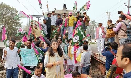 किसान संगठनों के रेल रोको आंदोलन के क्रम में कई इलाकों में हो रहे प्रदर्शन, बिहार में पप्पू यादव की पार्टी सड़क पर उतरी
