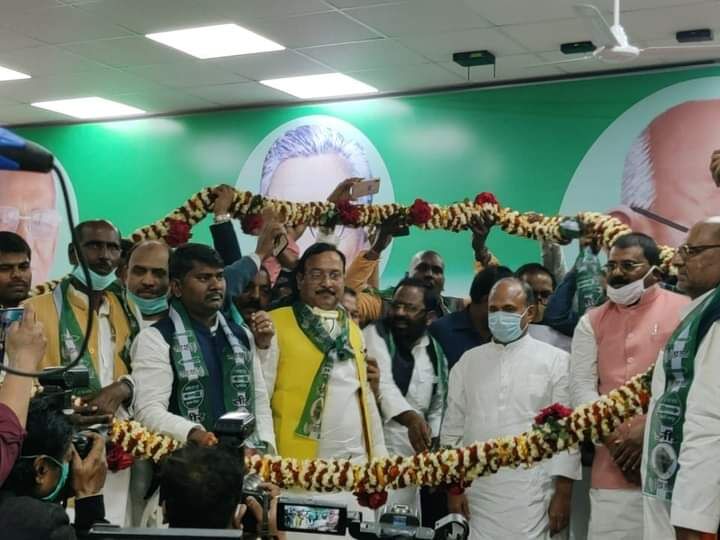 चिराग पासवान की लोजपा में बड़ी बगावत, पार्टी के 18 जिलाध्यक्षों सहित 208 नेताओं ने एक साथ थाम लिया जेडीयू का दामन