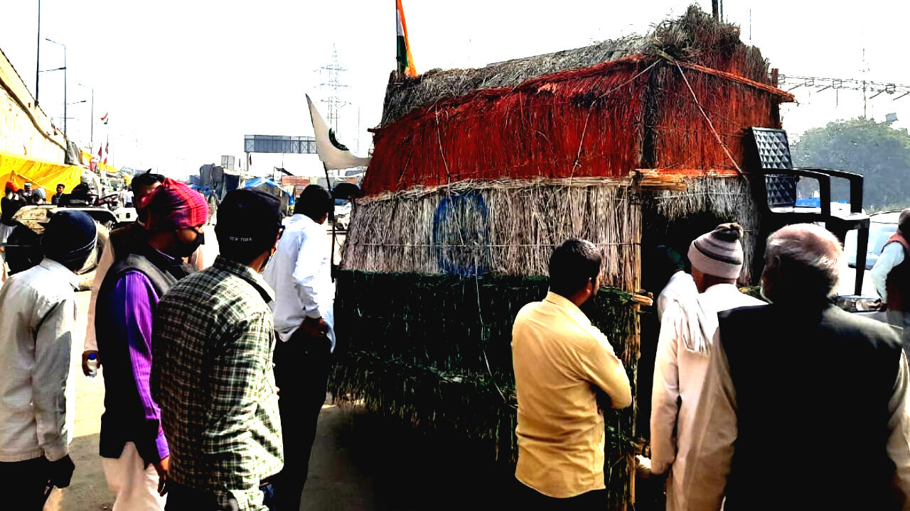 गाजीपुर बॉर्डर पर आंदोलनकारियों के सर्मथन में चलती फिरती झोपड़ी लेकर पहुंचा हरियाणा का किसान