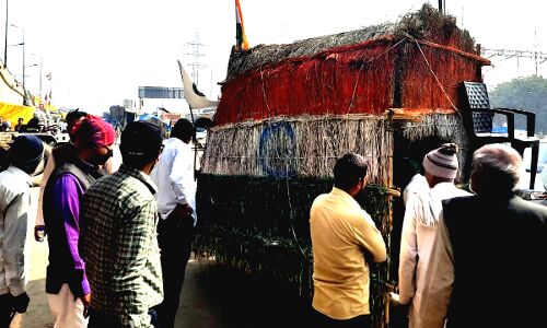 गाजीपुर बॉर्डर पर आंदोलनकारियों के सर्मथन में चलती फिरती झोपड़ी लेकर पहुंचा हरियाणा का किसान
