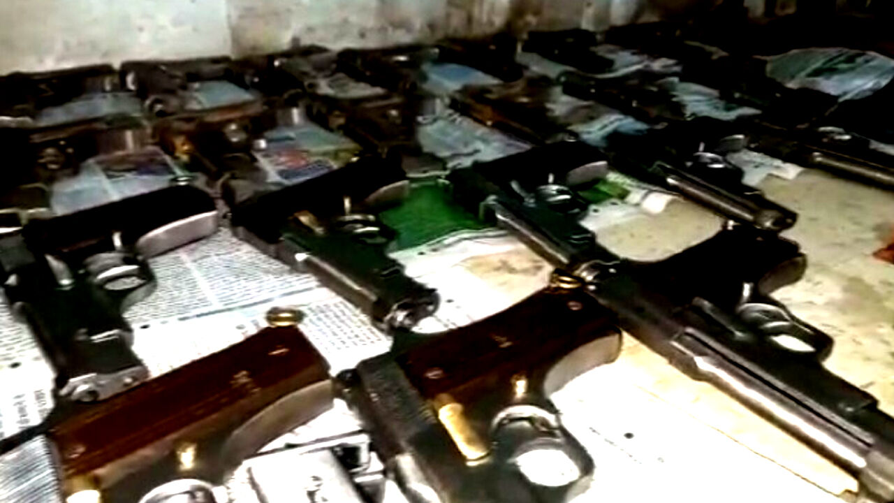 बिहार : मिनी बंदूक कारखाने का भंडाफोड़, बड़ी मात्रा में हथियार बरामद