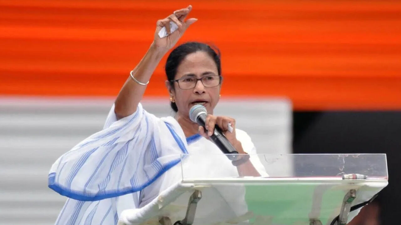 ममता ने तीसरी बार ली CM पद की शपथ, बंगाल हिंसा पर बोलीं अपराधियों के खिलाफ होगी कड़ी कार्रवाई