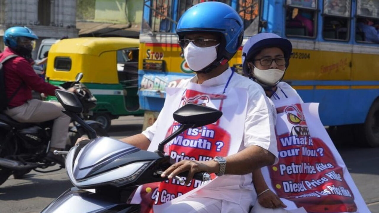 इलेक्ट्रिक स्कूटर का सहारा लेकर सचिवालय पहुंचीं ममता बनर्जी, पेट्रोल की बढ़ती कीमतों का किया विरोध