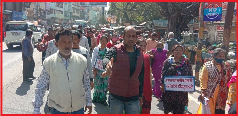 आदमखोर जानवरों से इंसानों-मवेशियों की सुरक्षा की गुहार लगा ग्रामीणों ने जिम कार्बेट निदेशक के कार्यालय पर दिया धरना