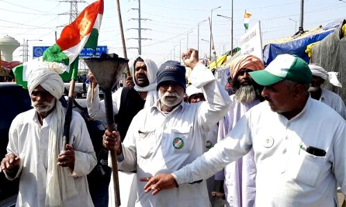 7 दिनों से एक बॉर्डर से दूसरे बॉर्डर हाथों में मशाल लिए पैदल चल रहे बुजुर्ग किसान