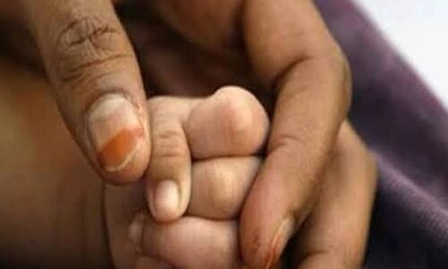 व्यवस्था की बेदर्दी: अस्पताल में मृत बच्चे की डेथ रिपोर्ट बनवाने के लिए लाचार पिता घण्टों लगाता रहा गुहार