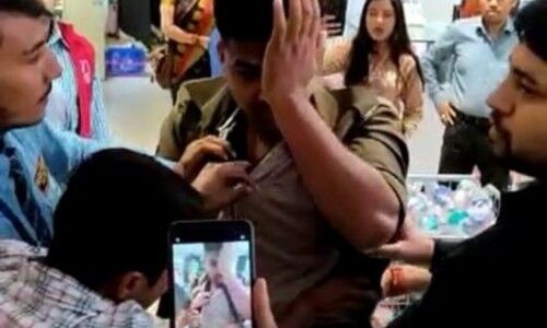 शॉपिंग मॉल से शर्ट चुराने पर सिपाही की पिटाई मामले में मॉल के गार्ड-मैनेजर पर केस दर्ज, सिपाही भी सस्पेंड