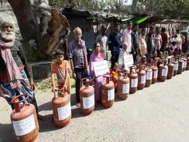 महिलाओं ने लगा दी कुकिंग गैस सिलिंडर की सेल, बोलीं-देखो भाई उज्ज्वला का खेल, खा गई गैस-पी गयी तेल