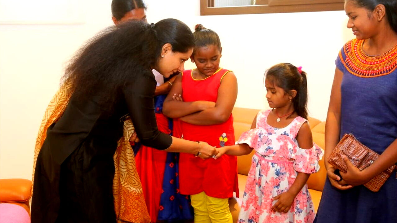 चीनी लोन ऐप से पीड़ित हो आत्महत्या करने वाले शख्स के परिवार की मदद को सीएम KCR की बेटी आई आगे चीनी लोन ऐप से पीड़ित हो आत्महत्या करने वाले शख्स के परिवार की मदद को सीएम KCR की बेटी आई आगे