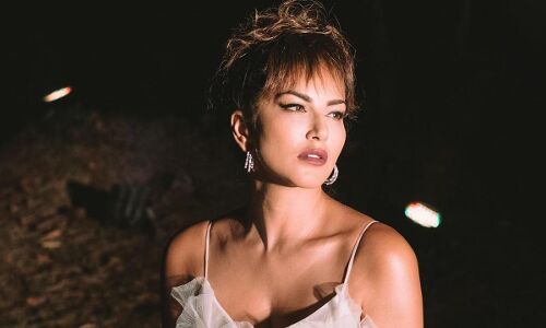 बॉलीवुड सनसनी सनी लियोन ने फ़ोटो शेयर कर लिखा मैरी मी, फैंस ने कहा अब्बा नहीं मानेंगे