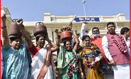 सिर पर सिलेंडर और गले में प्याज की माला पहन RJD की महिला विधायकों ने महंगाई के खिलाफ आवाज की बुलंद