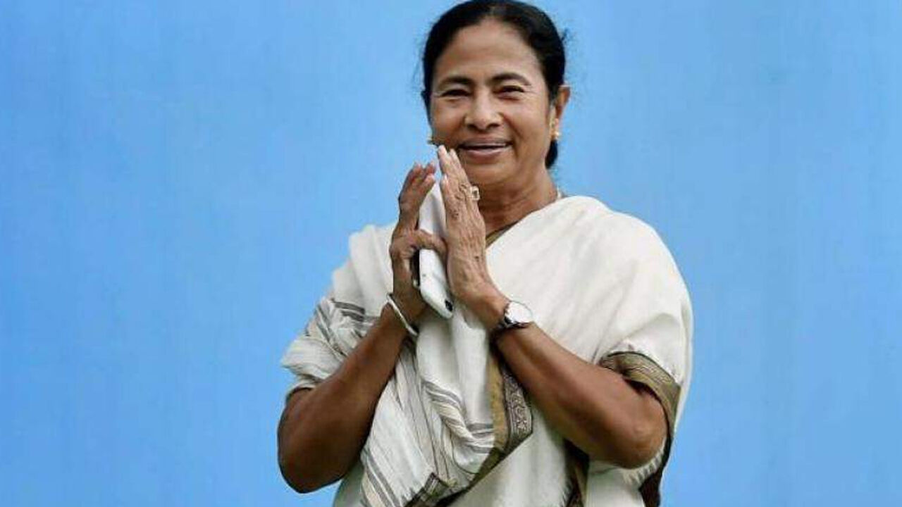 FIR Against Mamata Banerjee : ममता बनर्जी ने बैठे हुए गया आधा राष्ट्रगान, भाजपा नेता ने दर्ज करवाई FIR