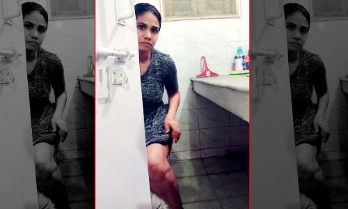 बच्चों के पोट्टी से पालने तक की जिम्मेदारी महिला के मत्थे मढ़ चुका मर्द समाज मां को कमोड पर देख क्यों बिलबिलाया!