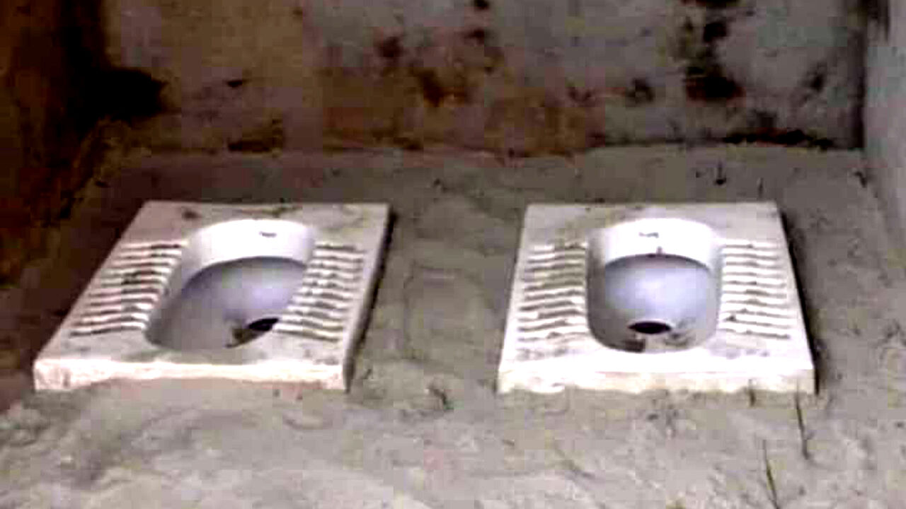 यूपी के बस्ती में अधिकारियों ने की अंधेर, एक शौचालय में लगवा दी दो-दो सीटें,कमिश्नर ने दिए जांच के आदेश