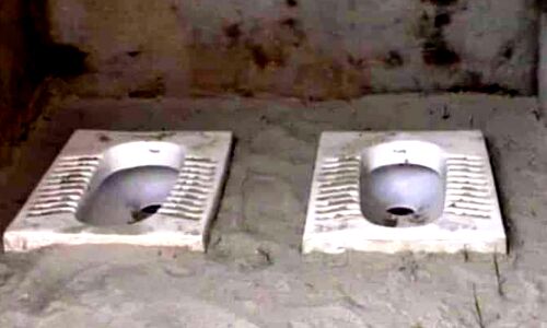 यूपी के बस्ती में अधिकारियों ने की अंधेर, एक शौचालय में लगवा दी दो-दो सीटें,कमिश्नर ने दिए जांच के आदेश यूपी के बस्ती में अधिकारियों ने की अंधेर, एक शौचालय में लगवा दी दो-दो सीटें,कमिश्नर ने दिए जांच के आदेश