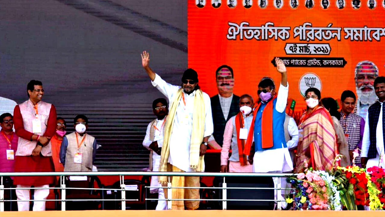 पीएम मोदी की रैली के मंच पर पहुंचे मिथुन चक्रवर्ती, भाजपा समर्थकों को करेंगे संबोधित