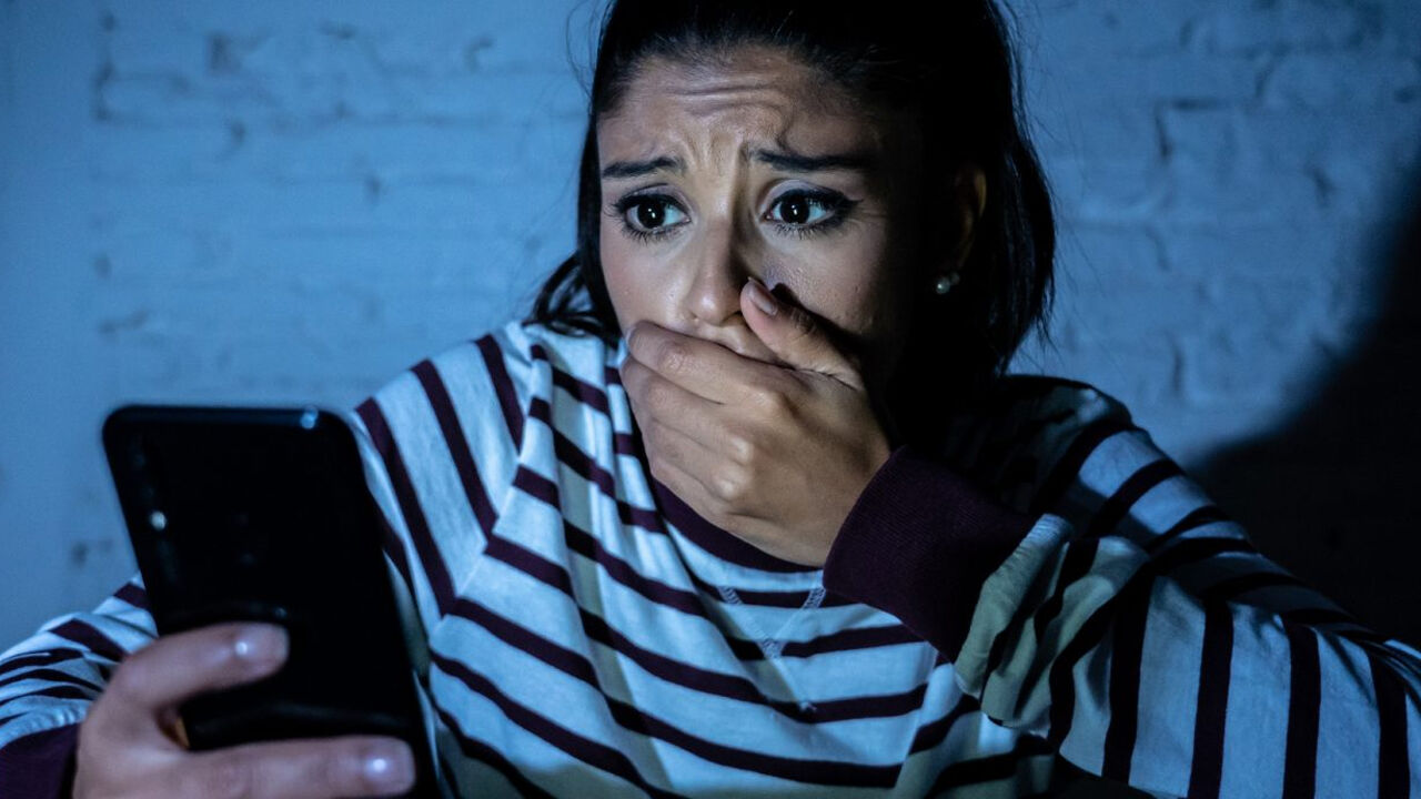 सोशल मीडिया पर इमोशन वाले स्टेटस डालने वाली 15-24 साल की 66 फीसदी लड़कियां हैरसमेंट की शिकार